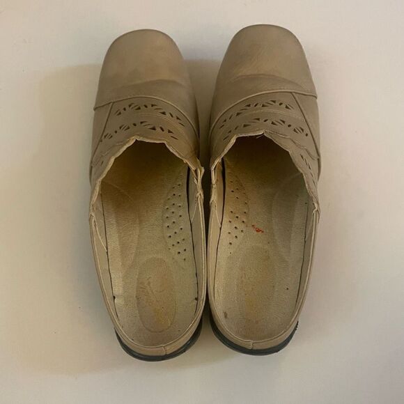 East Street Women’s Beige Slip On Flats Clogs Size 7.5 - Picture 4 of 8